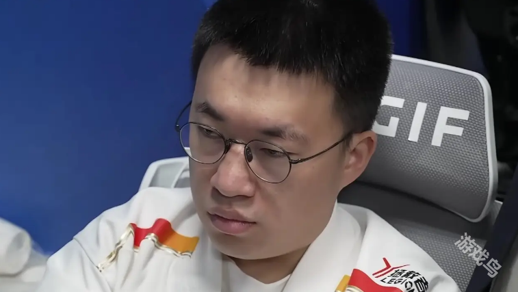 LPL小虎洗澡圖火了TP坑害隊友團(tuán)戰(zhàn)亂吃技能解說當(dāng)場批評