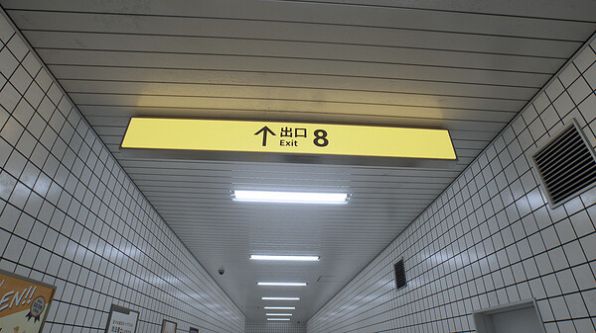 逃離8號(hào)線游戲版截圖2